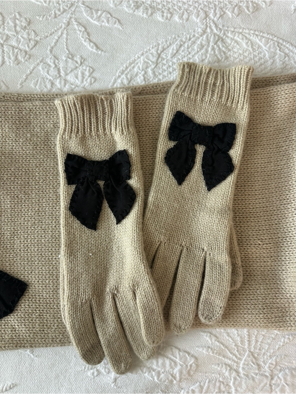 kate spade Beige Scarf and Glove Set with Black Bow Accents BEAUTIFUL - Picture 3 of 4